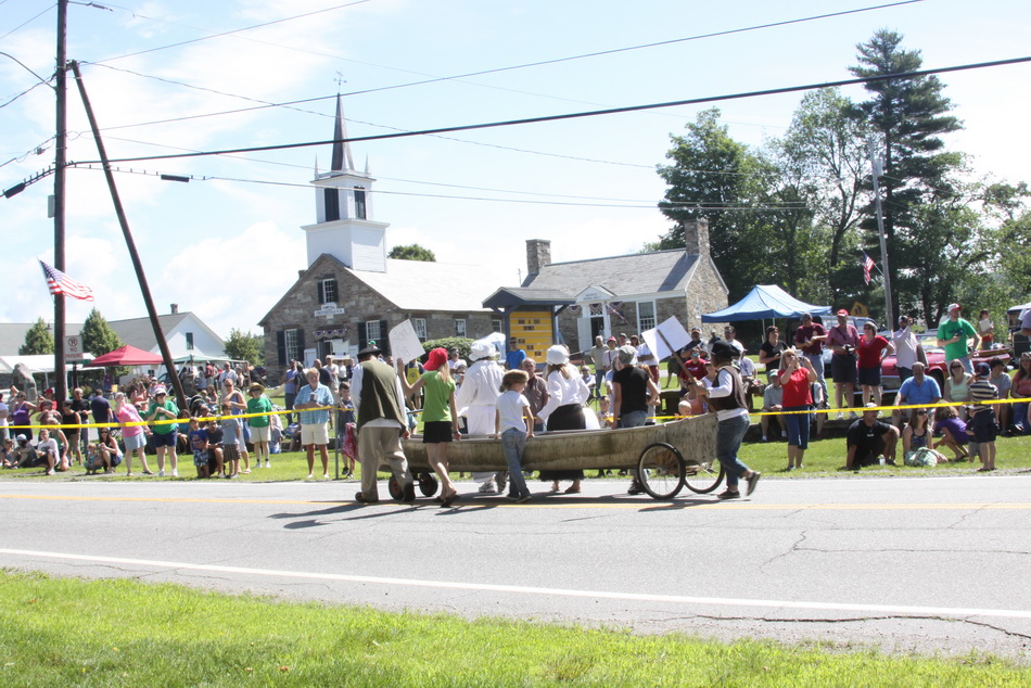 c250_parade_020_webcanoe